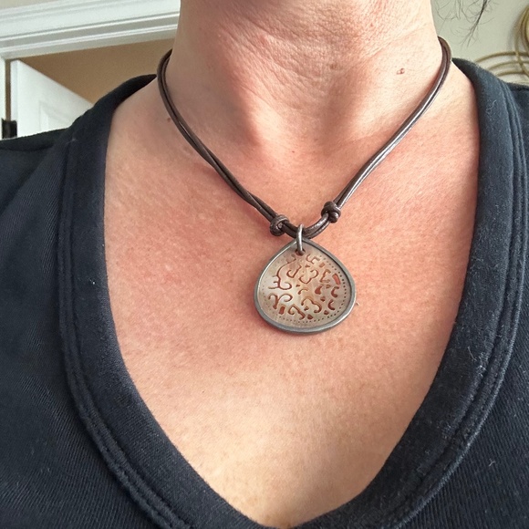 ❤ Silpada Carved Abalone Shell .925 STERLING Leather Necklace - Picture 1 of 4